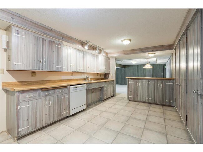 Building Photo - 6400 Greenbriar Ave