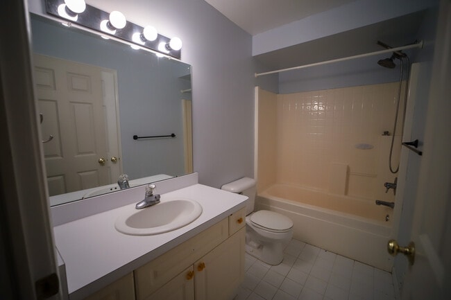 Building Photo - 417 Cambridge Dr