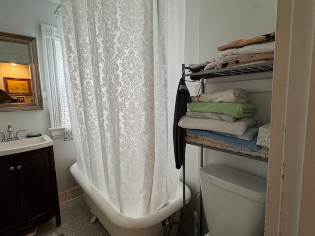 Building Photo - 775 University Ave