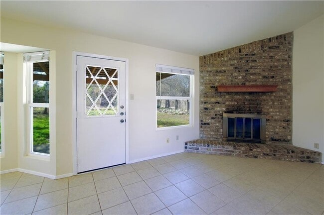 Building Photo - 507 Riverwood Dr