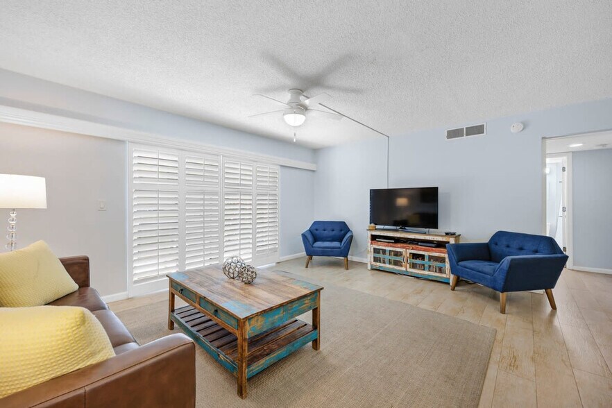 Building Photo - 5200 Ocean Beach Blvd