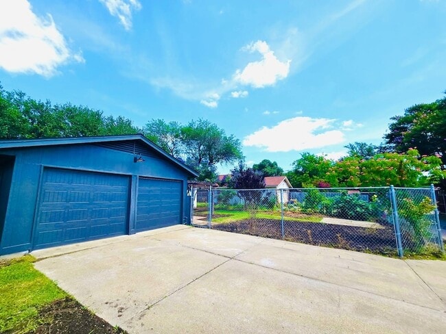 Building Photo - 526 Doral Pl