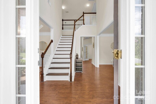 Building Photo - 105 Runningdeer Dr