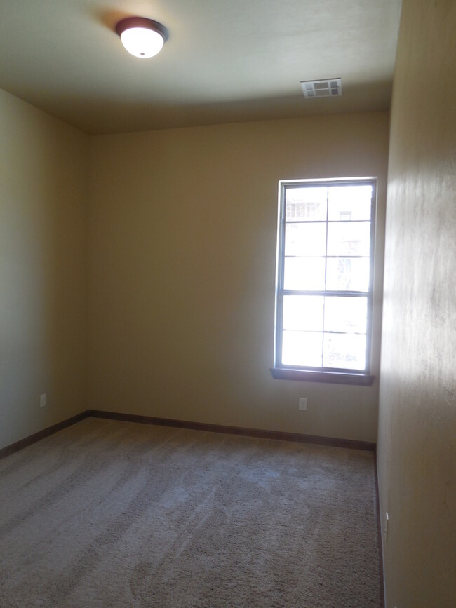 Building Photo - Fully Furnished Three Bedroom, Two Bathroo...