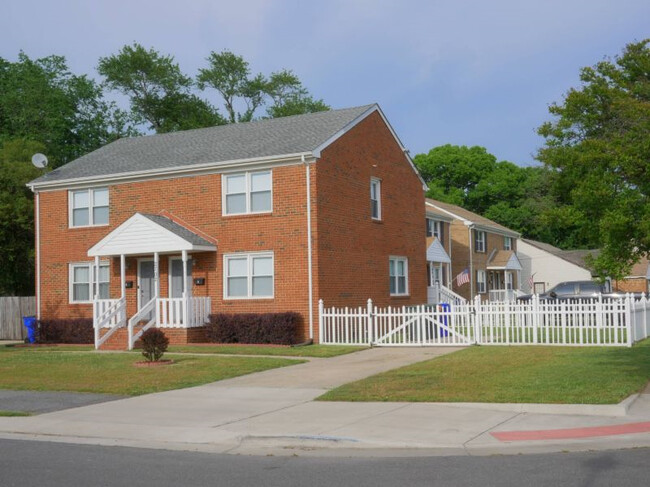 Fenced yard for apartment B - 2702 Parker Ave