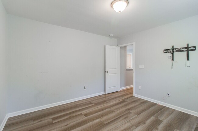 Building Photo - 1108 Lake Village Dr