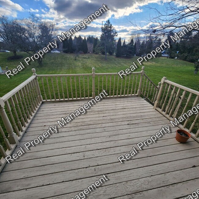 Building Photo - Three Bedroom Munster Home