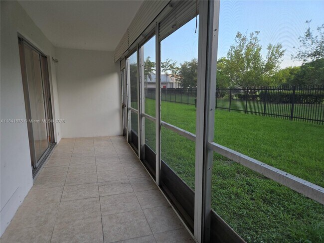 Building Photo - 950 Hillcrest Dr