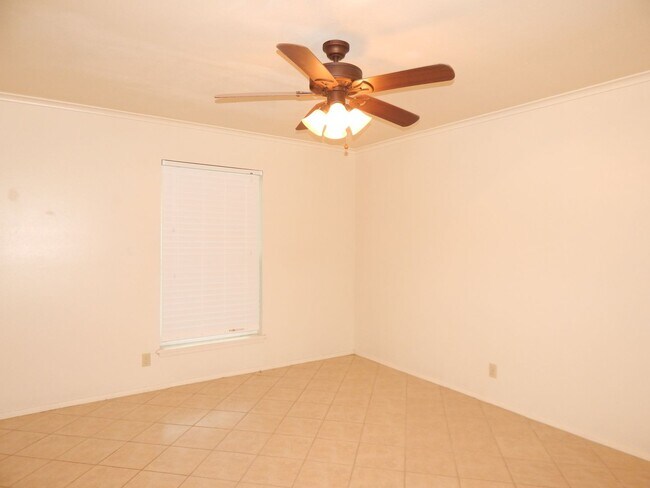 Building Photo - Spacious 3 Bedroom, 2 Bath Duplex in Tyler!