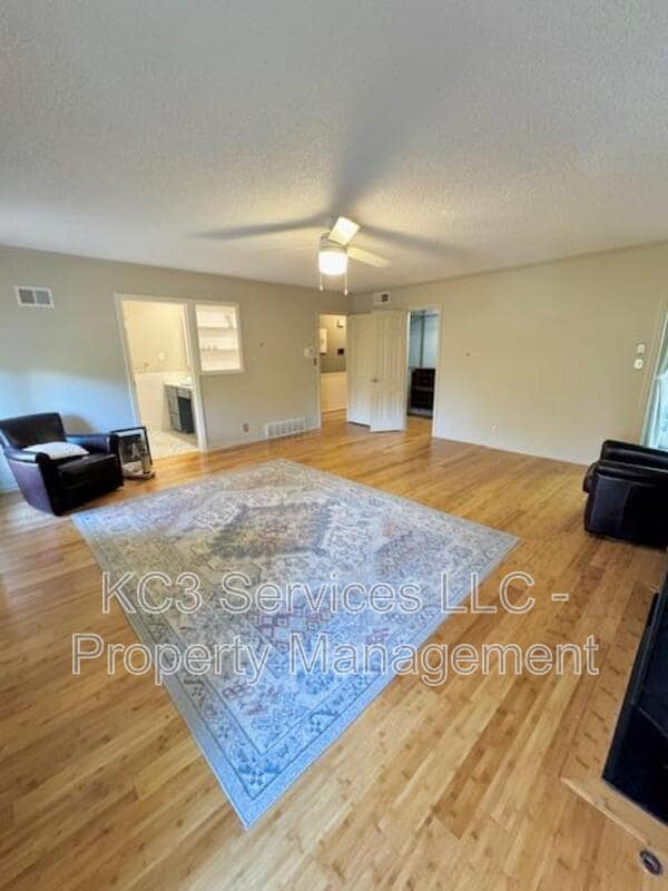 Building Photo - 615 E 101st Ter