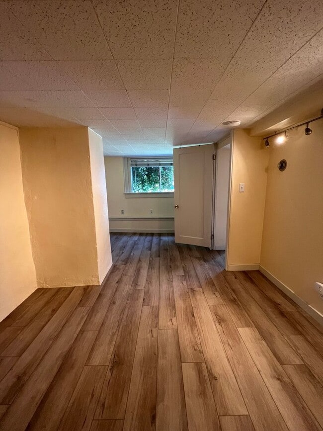 Building Photo - Adorable one bedroom apartment in downtown Grass Valley! Private parking, washer and dryer in unit.