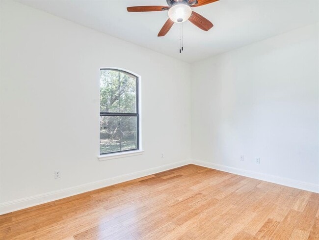 Building Photo - 10804 Wildwood Cir