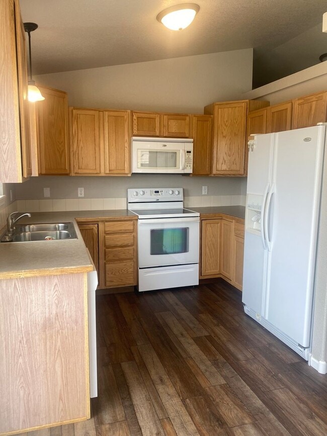 Building Photo - 4 BED | 3 BATH | 3 CAR GARAGE | SUMMERSET