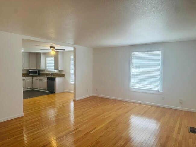 Building Photo - Spacious 1 Bedroom in Downtown Sacramento Where Convivence Is KEY! CALL Today To Schedule a Showing!