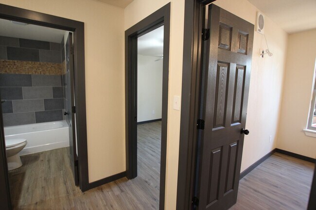 Building Photo - Spur 164 Units