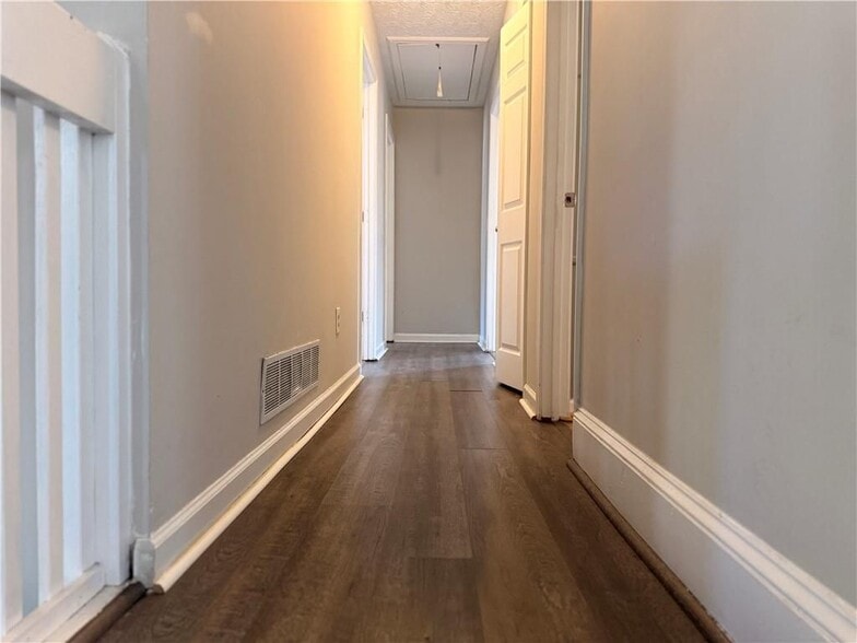 Building Photo - 1424 Shadowbrook Dr