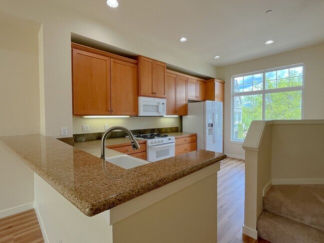 Building Photo - $300-off one month's rent! 2 Bed / 2.5 Bat...