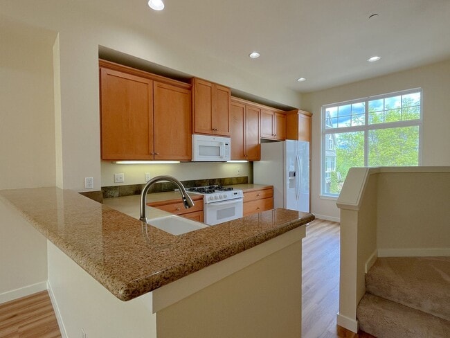 Building Photo - Huge, Updated 2 bed 2.5 bath Issaquah High...