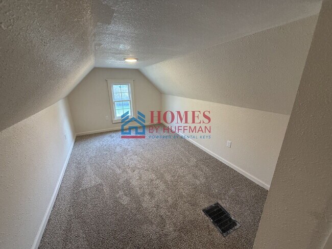 Building Photo - Three Bedroom | Updated | EHA Accepted | D...