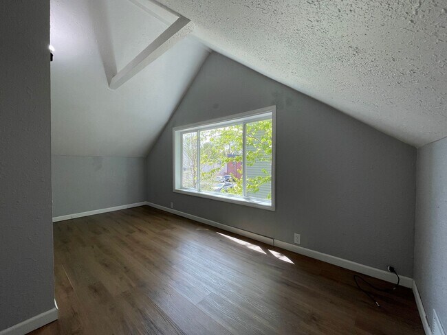 Building Photo - 714/716 Chicago Avenue