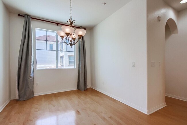 Building Photo - Available Now! Tri-Level 3 Bedroom 3.5 Bath Townhome!!