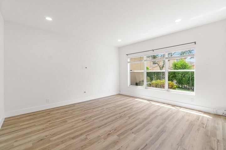 Building Photo - 6427 Park Lake Cir