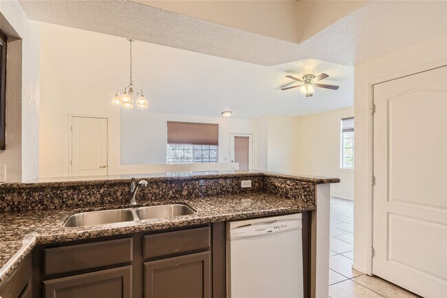 Building Photo - Northwest Condo / 2 Bedrooms / 2 Bath / 1 ...