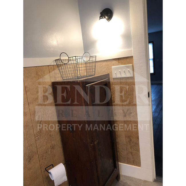 Building Photo - QUAINT, COZY SPACE