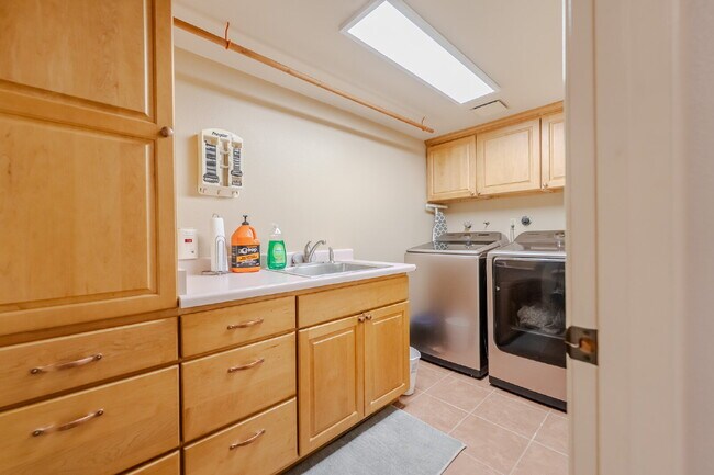 Building Photo - Private Room with Private Bath in Spacious...
