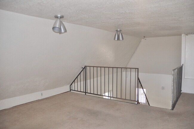 Building Photo - 711 Arno St SE