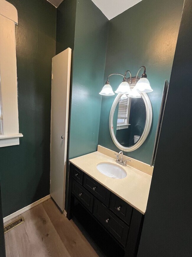 Building Photo - 991-993 Bryden Road