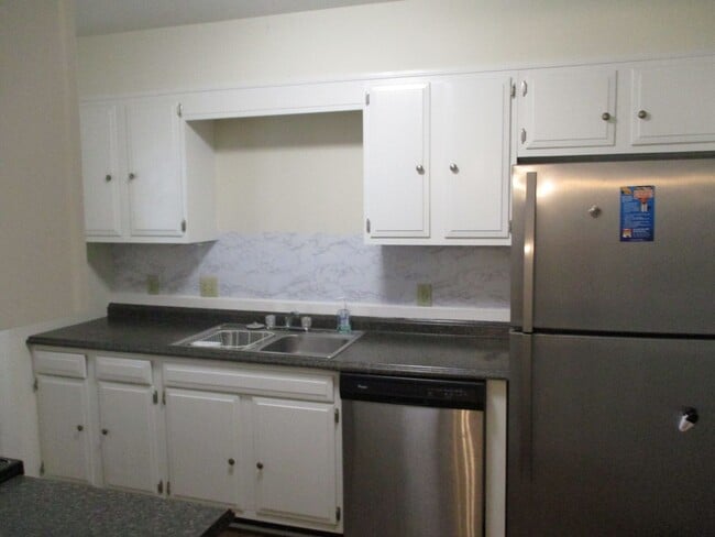 Building Photo - FOR RENT! 2 Bedroom, 2 Bath Upper Level Co...