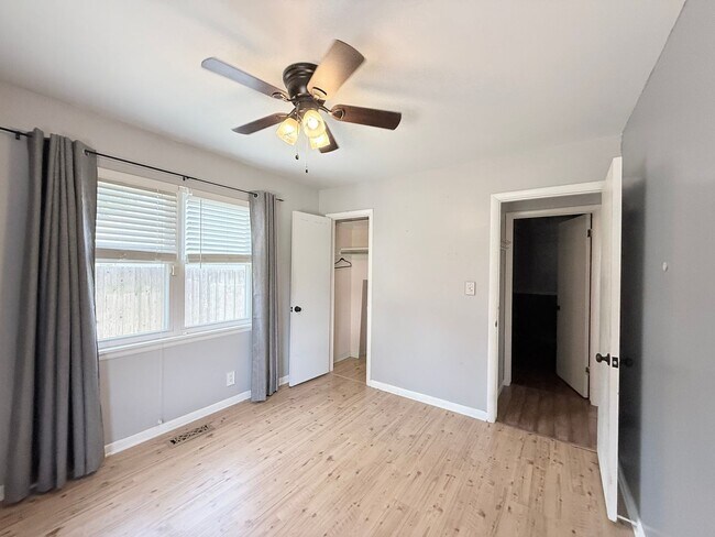 Building Photo - Adorable 3/1 Bungalow with $150 flat fee utilities