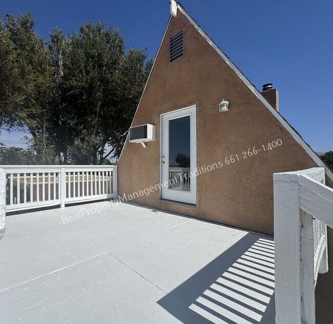 Building Photo - Cute A-frame home in Palmdale!