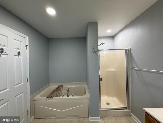 Building Photo - 122 Providence Ln