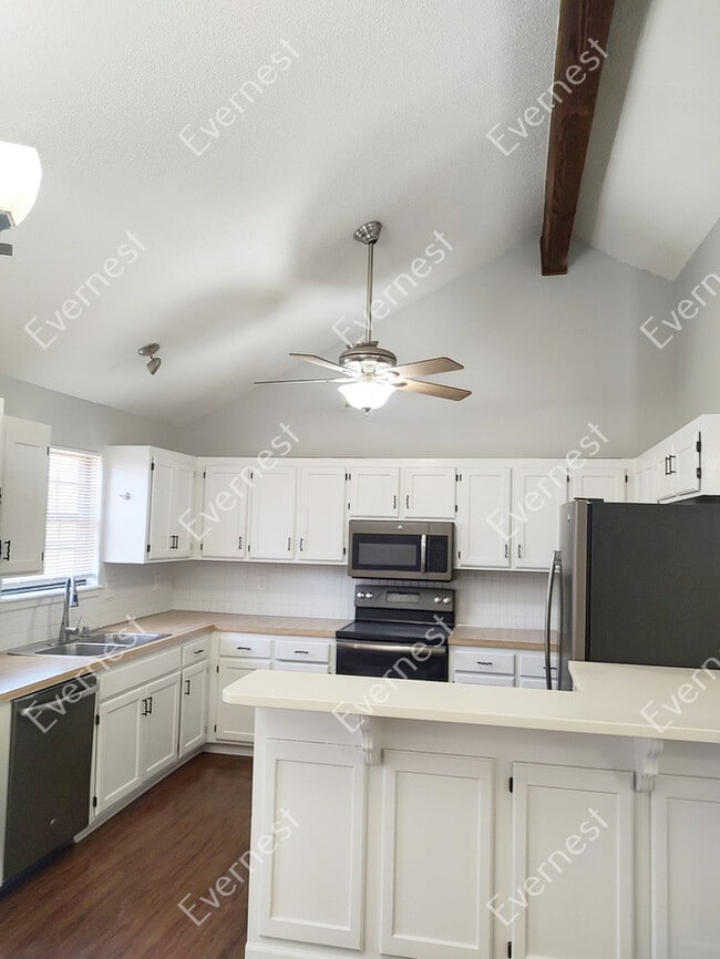 Building Photo - 3 Bed & 2.5 Bath House in Olathe / Pet-Fri...