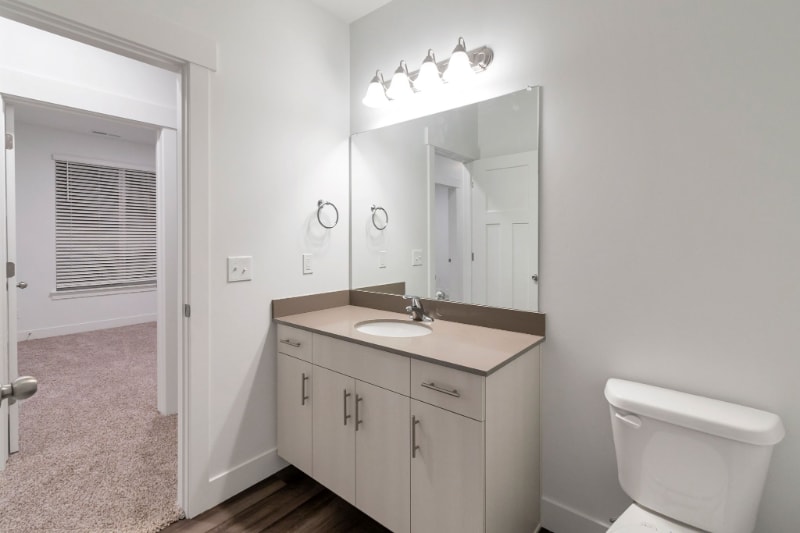 Building Photo - 710 715 S