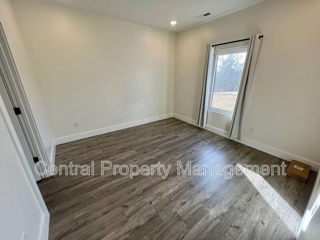 Building Photo - 30 Beverly Hills Dr