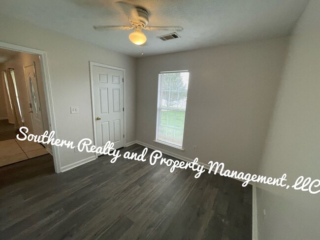 Building Photo - Make this your home!