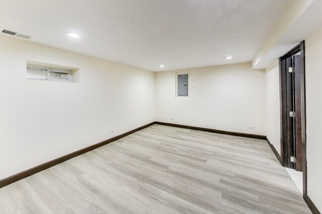 Building Photo - 6544 N Albany Ave