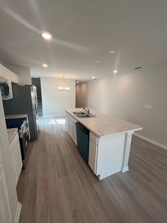 Building Photo - 840 Hartshill Pl