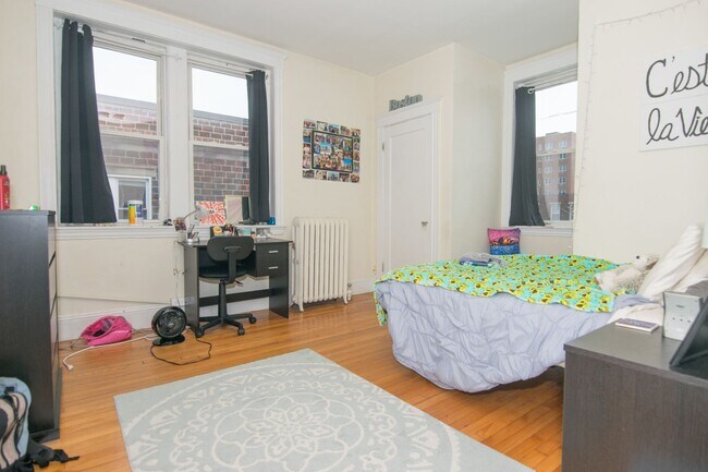 Building Photo - Brookline 3 Bed – 935 Sq Ft – Heat & Hot Water Included – Renovated – 9/1