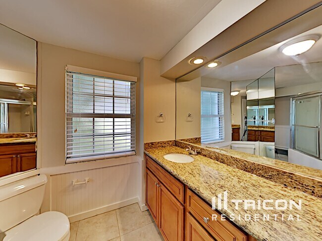 Building Photo - 5560 Waneta Pl