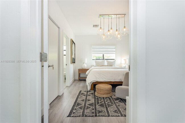 Building Photo - 14000 NE 16th Ct