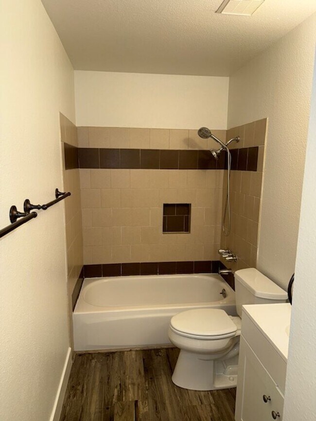 Building Photo - Wonderful 4 bedroom single story with sola...