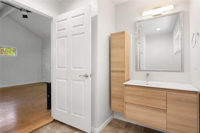 Building Photo - 101 Graybridge Rd