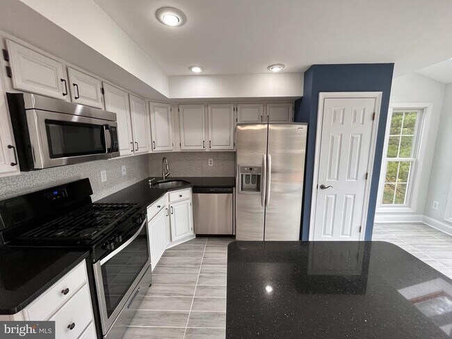 Building Photo - 3762 Farmland Dr