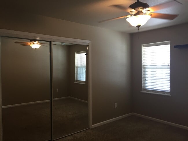 Building Photo - 441 Country Club Ln