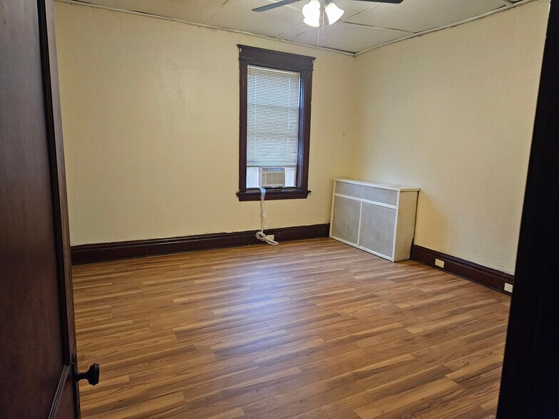 Back Bedroom 14×15 - 4567 Adelaide Ave