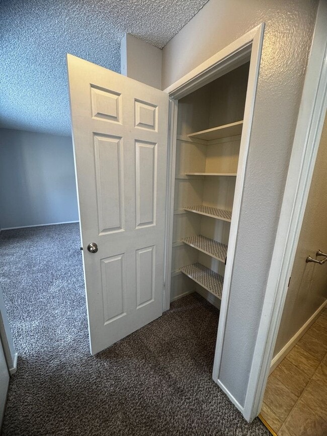 Building Photo - Spacious 2 bedroom 2 bath condo with Laundry Inside!!!